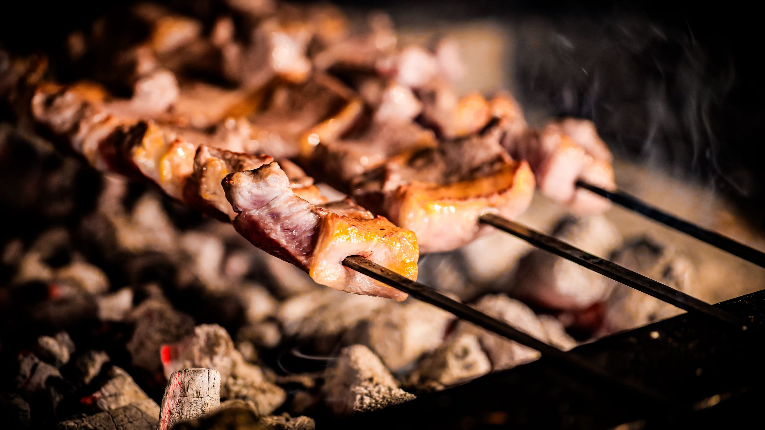 Appetitlich angerichtete Grillplatte mit Lammkoteletts